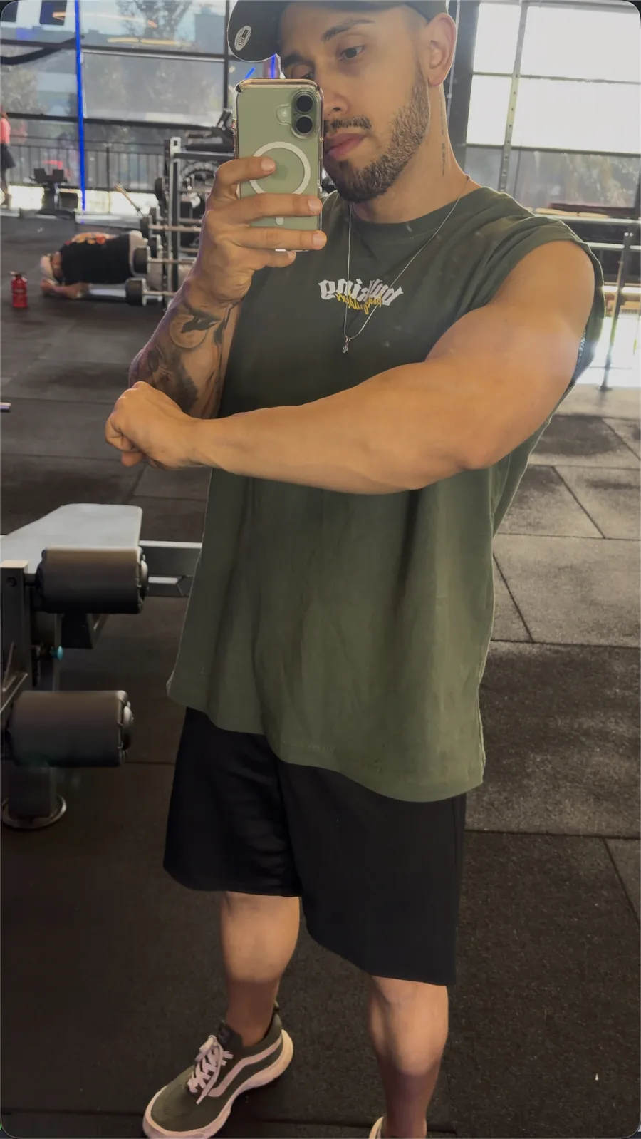 Matheus Torres em uma academia durante um treino